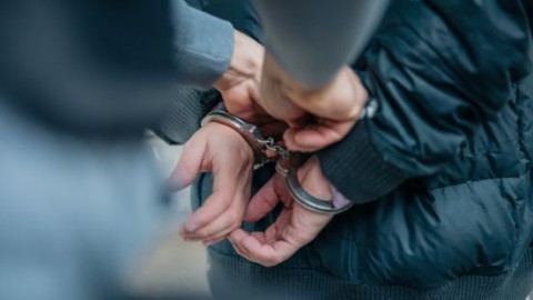 Ruzie loopt uit de hand: verdachte (22) uit Nederweert steekt man in een been