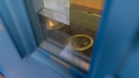 Kijkje in cellencomplex Heerlen: 'Als een arrestant lastig doet, gaat hij in de knuffelcel'