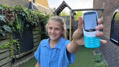 Weg met die smartphone: Jasmijn (11) kiest voor een simpele Nokia