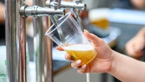 Bier op OLS uit plastic bekers: 'Ook voor ons komt een eerste keer'