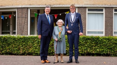 Mevrouw Verboom (107) is oudste inwoner van Limburg en krijgt hoog bezoek