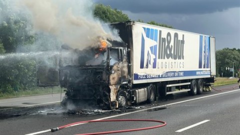 Veel hinder voor verkeer op A73 bij Horst door vrachtwagenbrand