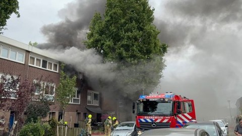 Veel rook bij brand in woning in Horst: acht huizen ontruimd
