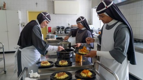 Zusters Birgittinessen koken voor Weertenaren met kleine beurs