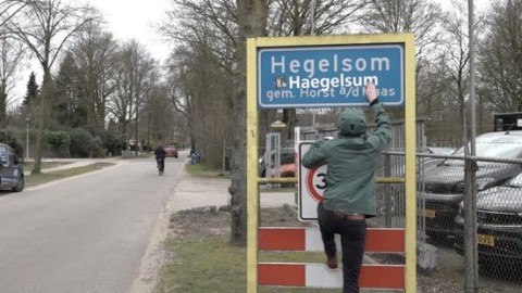 Gemeente verwijdert Limburgse naamstickers van plaatsnaamborden