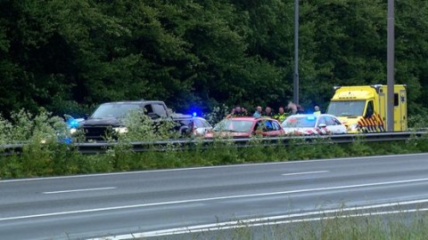 Automobilist gewond na crash tegen vangrail bij achtervolging op hoge snelheid