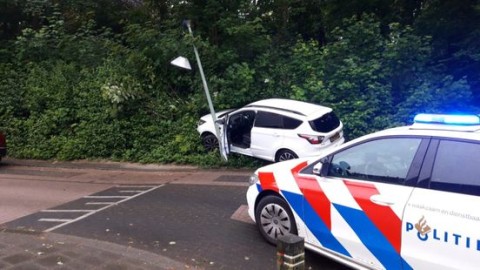 Achtervolging eindigt in bosjes: inzittende vlucht te voet, maar komt niet ver
