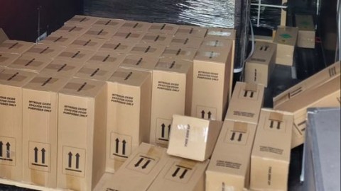 Meer dan 200 flessen lachgas in busje, bestuurder opgepakt