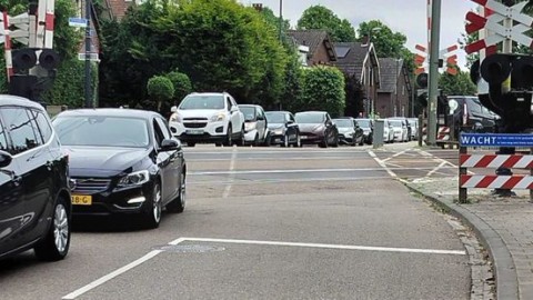 Drukte op de weg: meer dan een uur vertraging op N280 richting Designer Outlet Roermond