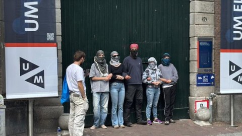 Pro-Palestijnse studenten blokkeren ingangen UM