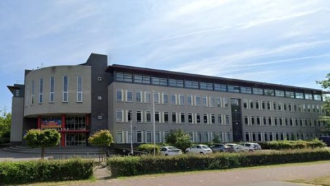 Docent non-actief om 'ongepaste beelden' op datingsite: school doet onderzoek