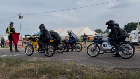 Klassieke motoren racen bij de TT Demoritten in Haler: 'Historie in leven houden'