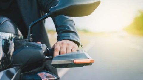 Man op crossmotor gezocht vanwege mishandeling in Swalmen