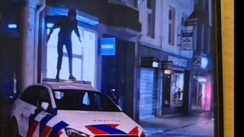 Vandaal springt en spuugt op politieauto en eindigt in de cel